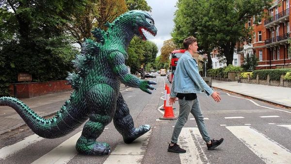Penampakan Godzilla Traveling Keliling Dunia
