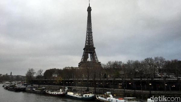 Foto: Tak Pernah Bosan Memandang Eiffel yang Menawan