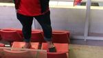 Foto: Aksi Penonton Bandel Injak Kursi Baru GBK