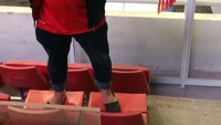 Tak cuma menonton, mereka menginjak kursi untuk berfoto ria. (Foto: Instagram @indonesiatillidie)