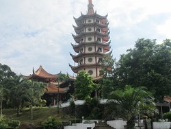 Berkunjung ke Pagoda Paling Megah di Semarang