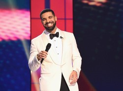 Momen Haru Rapper Drake Beri Kejutan Bocah Pasien Bedah Jantung