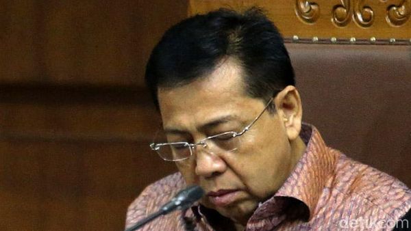 Foto: Setya Novanto Terpejam Saat Dengarkan Saksi di Persidangan