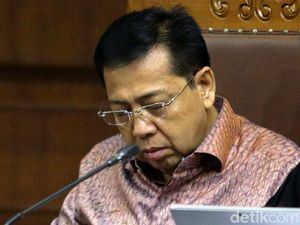 Foto: Setya Novanto Terpejam Saat Dengarkan Saksi di Persidangan