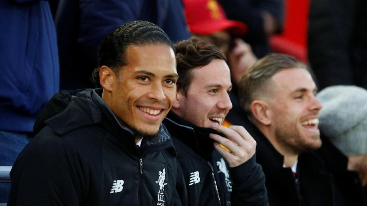 Virgil van Dijk menonton laga Liverpool vs Man City (Phil Noble/Reuters)