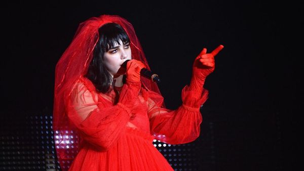 Dua Lipa Tampil Menyeramkan