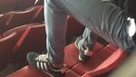 Foto: Aksi Penonton Bandel Injak Kursi Baru GBK