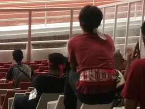 Foto: Aksi Penonton Bandel Injak Kursi Baru GBK