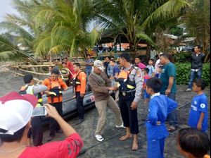Pemancing Hilang Saat Berenang di Pantai Cibangban Sukabumi Pemancing Hilang Saat Berenang di Pantai Cibangban Sukabumi
