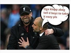 Pep Guardiol seolah digambarkan memohon kepada Juergen Klopp supaya Liverpool bisa kasih kemudahan untuk timnya. (Foto: Instagram)