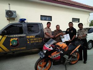 Kapolda Metro Beri Reward Kapolsek yang Tolak Uang Korban Curanmor Kapolda Metro Beri Reward Kapolsek yang Tolak Uang Korban Curanmor
