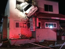 Mobil Ini Tiba-tiba Terbang dan Nabrak Lantai 2 Gedung, Kok Bisa?