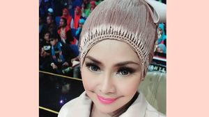 6 Gaya Iyeth Bustami yang Bikin Heboh karena Pamer Foto Tanpa Hijab