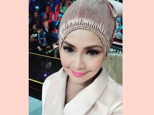 6 Gaya Iyeth Bustami yang Bikin Heboh karena Pamer Foto Tanpa Hijab 6 Gaya Iyeth Bustami yang Bikin Heboh karena Pamer Foto Tanpa Hijab