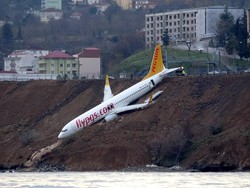 Ngeri! Pesawat di Turki Tergelincir dan Nyangkut di Lereng Curam