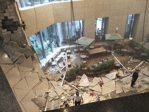 Anies Datangi Gedung BEI yang Selasarnya Ambruk Anies Datangi Gedung BEI yang Selasarnya Ambruk