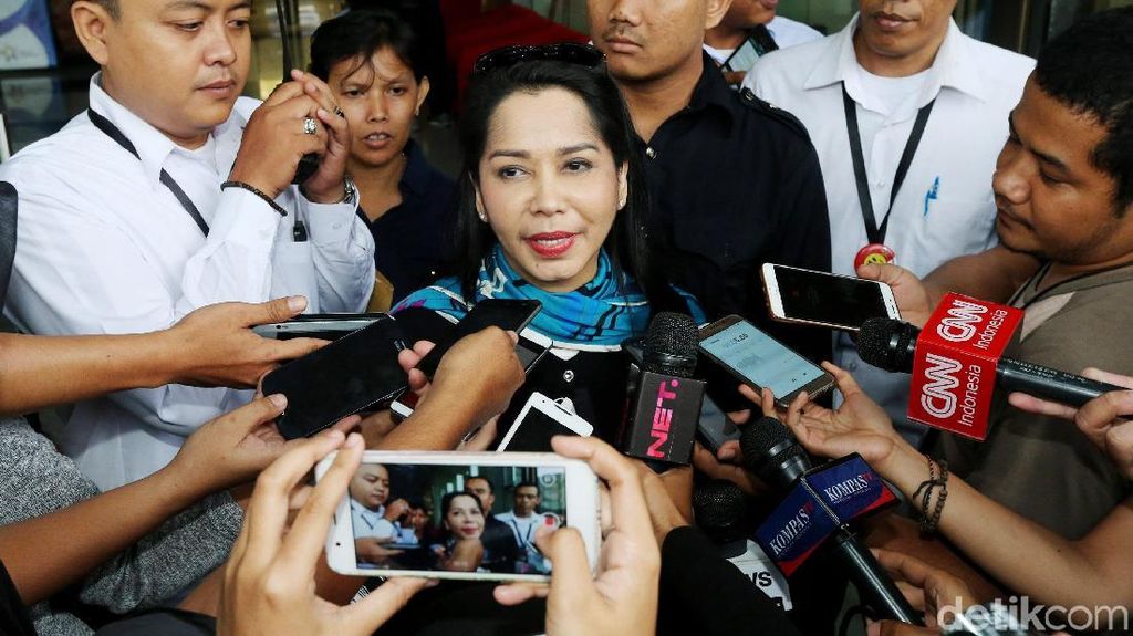 Penyanyi Pop 80-an Iis Sugianto Diperiksa KPK Penyanyi Pop 80-an Iis Sugianto Diperiksa KPK