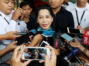 Penyanyi Pop 80-an Iis Sugianto Diperiksa KPK