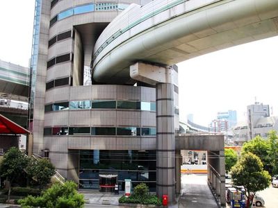 Nggak Bahaya Ta? Perut Gedung di Jepang Ini Ditembus Jalan Tol