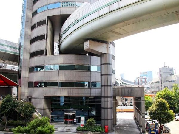 Nggak Bahaya Ta? Perut Gedung di Jepang Ini Ditembus Jalan Tol