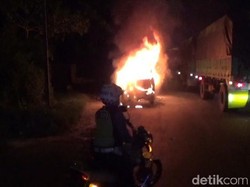 Mobil Minibus Ini Hangus Terbakar Usai Isi BBM