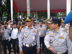 Berseragam Dishub, Anies Pimpin Apel Lintas Jaya di Monas