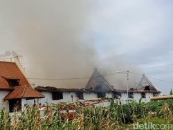 11 Damkar Dikerahkan, Asap Hitam Masih Membubung di Museum Bahari