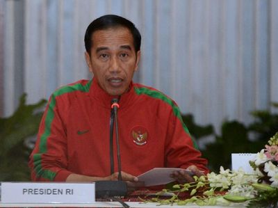 Foto: Saat Jokowi Pimpin Rapat Terbatas Pakai Jaket Timnas