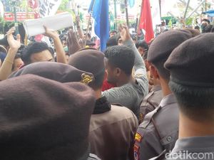 Aksi Demo Tolak Pembangunan Bandara Kulon Progo Digelar di DPRD DIY