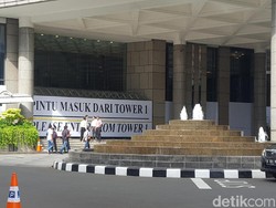 Menristekdikti Jenguk Korban Selasar BEI Ambruk di RS Siloam