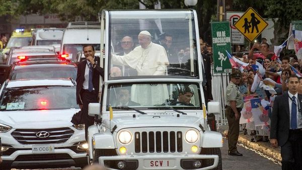 Foto: Antusiasme dan Aksi Protes Sambut Kedatangan Paus di Chile