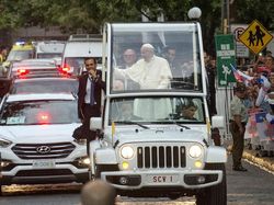 Aksi Paus Fransiskus Ini Spontan dan Mengejutkan Banget