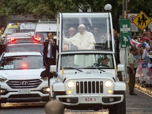 Foto: Antusiasme dan Aksi Protes Sambut Kedatangan Paus di Chile