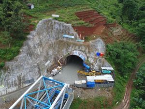 Tembus Gunung, Terowongan Double Track Pertama RI Kelar 2018 Tembus Gunung, Terowongan Double Track Pertama RI Kelar 2018