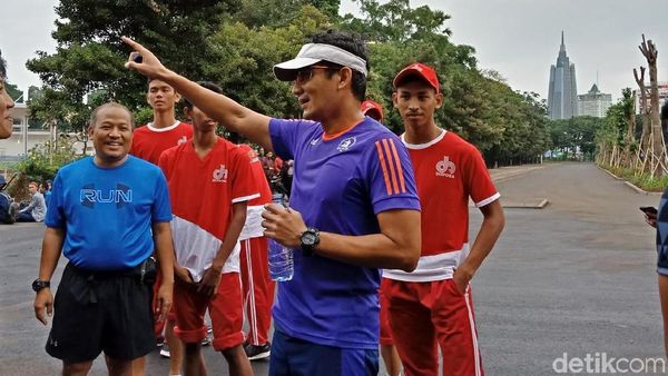 Potret Sandiaga Lari Pagi Jajal GBK Baru