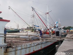 Gelombang Tinggi, 1.534 Calon Penumpang Tertahan di Pulau Bawean