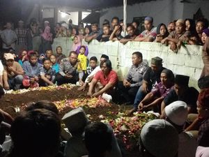 Jenazah 3 Anak yang Diajak Ibunya Bunuh Diri Dimakamkan Berdekatan
