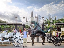 Blogger Tampan Ini Traveling Bareng Godzilla