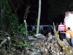 Tembok di Barat Keraton Surakarta Ambruk Timpa Warung
