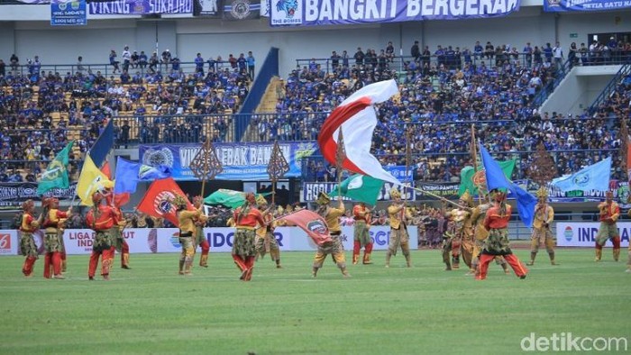 Di Pembukaan Piala Presiden 2018: Tari-tarian dan Bagi-bagi Bola
