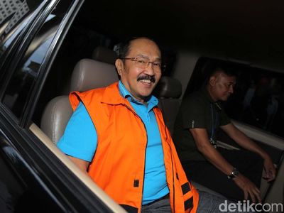 Jadi Tersangka KPK, Fredrich Yunadi Masih Bisa Tersenyum