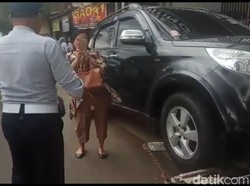 Tak Terima Mobilnya Diderek, Wanita Ini Ngamuk ke Petugas Dishub