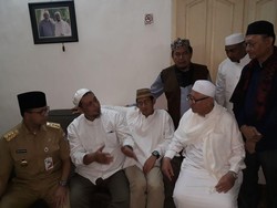 Anies-Sandi Sempat Melayat ke Persemayaman Habib Abdurrahman Kwitang