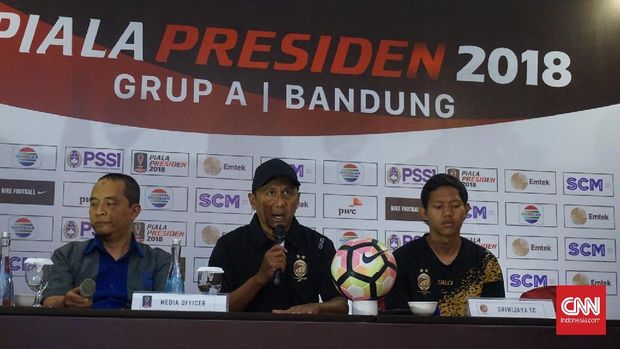 Adam Alis (kanan) jadi salah satu pilar Sriwijaya FC.