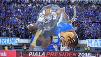 Mereka membentangkan gambar Maung Bandung.