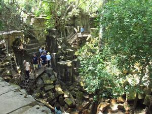 Menyusuri Kuil Cantik yang Setengah Runtuh, Beng Mealea