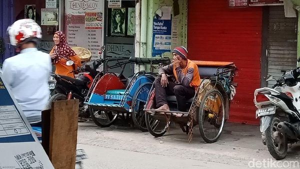 Potret Tukang Becak yang Masih Eksis di Jakarta