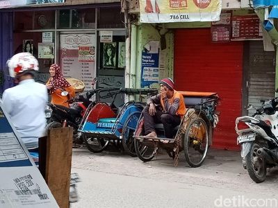 Potret Tukang Becak yang Masih Eksis di Jakarta