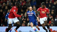 Paul Pogba menjadi penampil terbaik Manchester United saat membungkam Stoke City. Dia mencatatkan dua assist untuk dua gol pertama MU yang dicetak Antonio Valencia dan Anthony Martial. Dia kini sudah mengoleksi 9 assist di liga, terbanyak bersama Kevin de Bruyne dan Leroy Sane. (Foto: Gareth Copley/Getty Images)