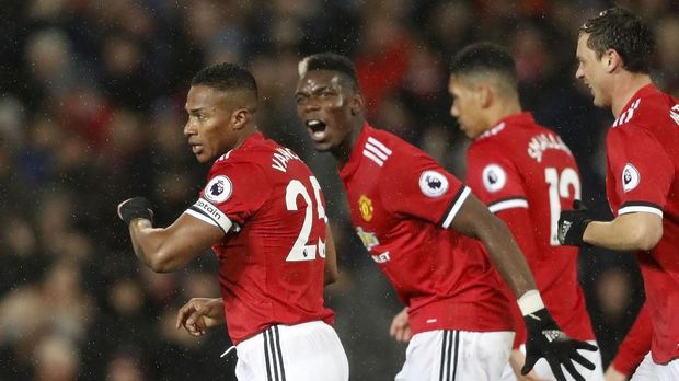 Manchester United masih menunggu pemenang Huddersfield vs Birmingham.